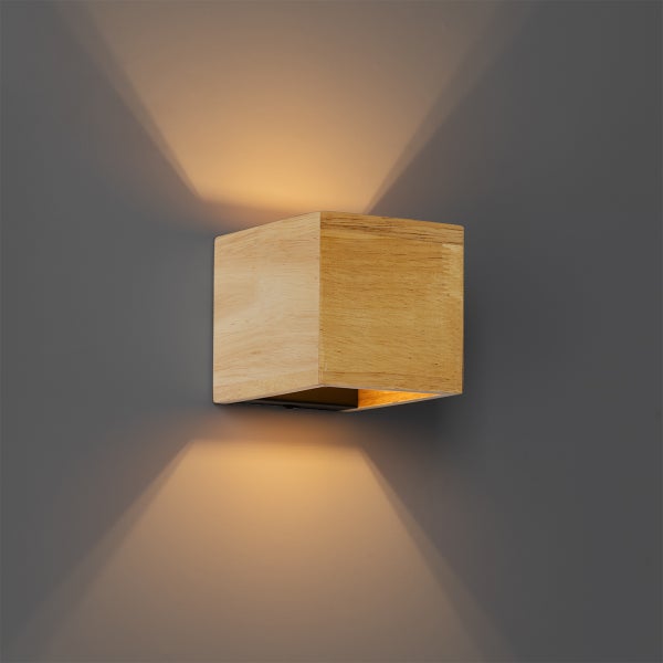 Quadratische Wandleuchte aus Holz mit indirektem Lichtkegel nach oben und unten