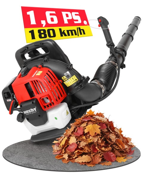 Laubbläser mit 1,6 PS und 180 km/h Blasgeschwindigkeit neben einem Laubhaufen