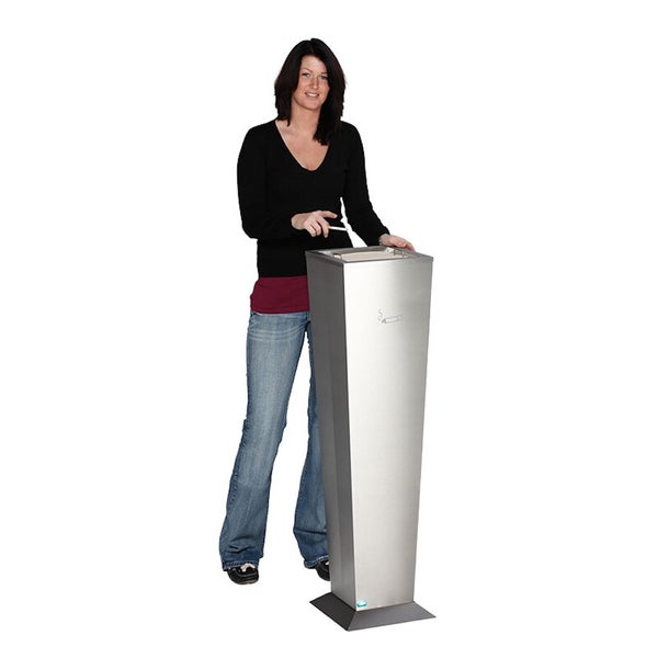 Hoher Standascher aus Metall in konischer Form, neben einer Person zur Veranschaulichung der Größe.