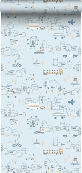 Person befestigt Schleifpapier auf einem Exzenterschleifer.