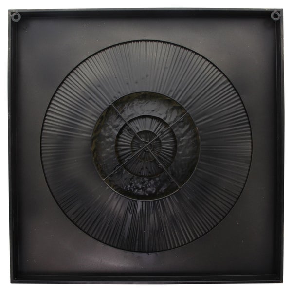 Quadratische Wanddekoration aus schwarzem Metall mit kreisförmigem Relief und Strahlenmuster.