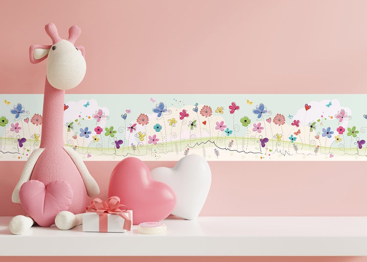 Farbenfrohe Tapetenbordüre fürs Kinderzimmer mit Motiven von Blumen, Schmetterlingen und Herzen.