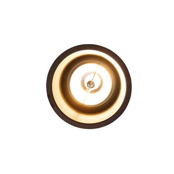 Runder Einbaustrahler mit schwarzem Gehäuse und goldfarbenem Innenring, eingeschaltet mit warmweißem Licht.
