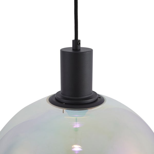 Pendelleuchte mit schimmerndem Lampenschirm und schwarzer Aufhängung