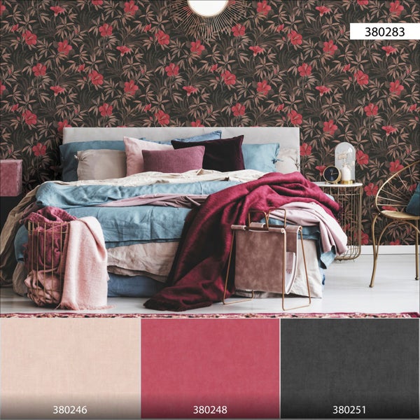 Schlafzimmer mit floraler Tapete, Bett und dekorativen Elementen für eine stimmungsvolle Atmosphäre.