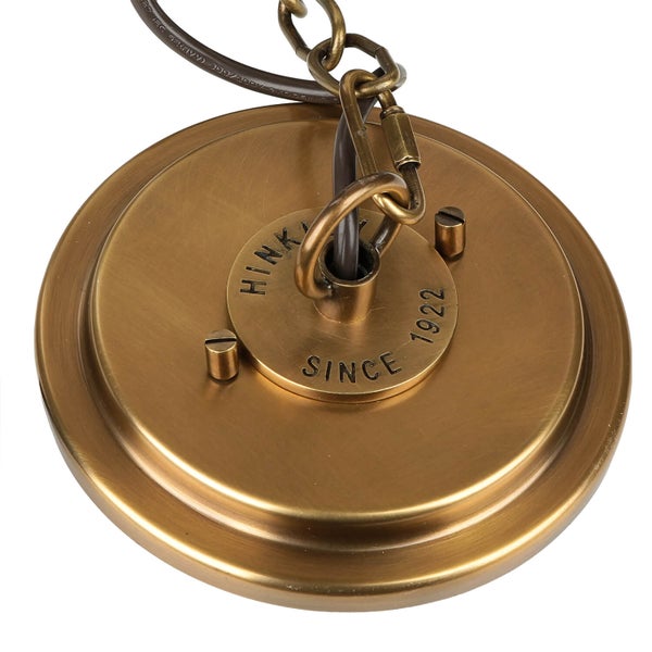 Detailaufnahme einer Deckenhalterung mit Kette und der Aufschrift Hinkley Since 1922