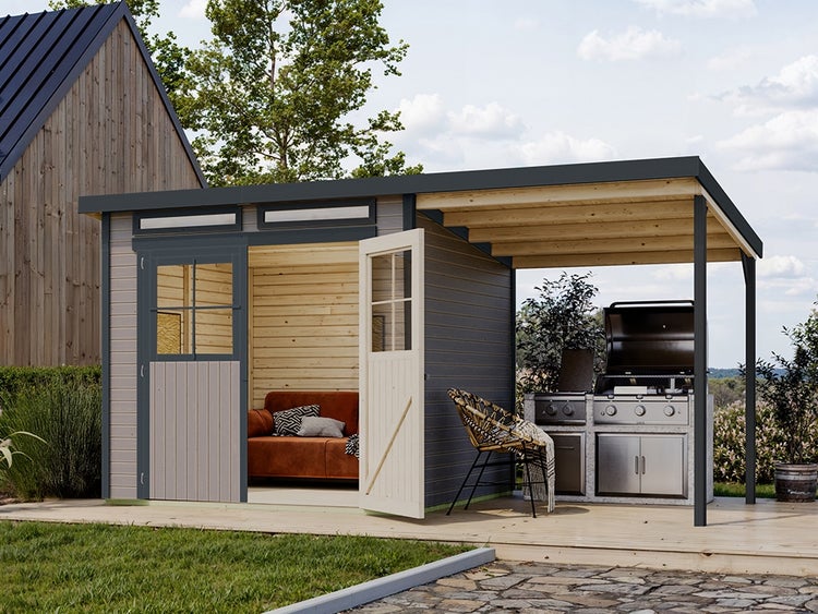 Modernes Gartenhaus aus Holz mit Flachdach, Schiebetür und Anbaudach inklusive Außenküche mit Gasgrill auf einer Holzterrasse.
