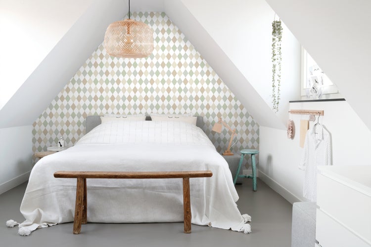 Helles Schlafzimmer im Dachgeschoss mit Doppelbett, Holzbänken und Rattanlampe.