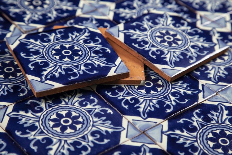 Quadratische Fliesen mit floralem Muster