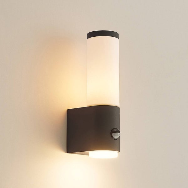 Lindby Wandleuchte außen Okari mit Bewegungsmelder (spritzwassergeschützt (Modern) in Schwarz aus Aluminium (1 flammig, E27) - Wandlampe für Außenwand/Hauswand Haus Terrasse und Balkon