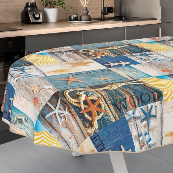 Runde Tischdecke mit Maritimem Muster auf einem Küchentisch