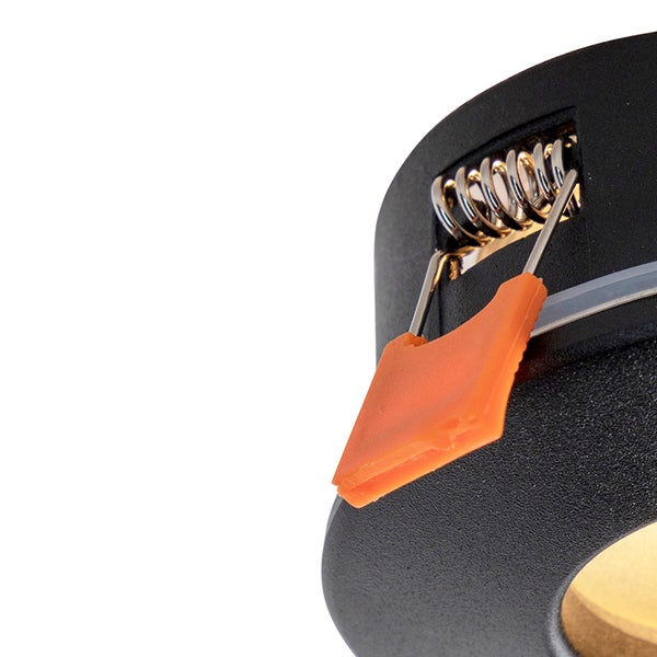 Nahaufnahme der Montagefeder eines schwarzen Einbaustrahlers.