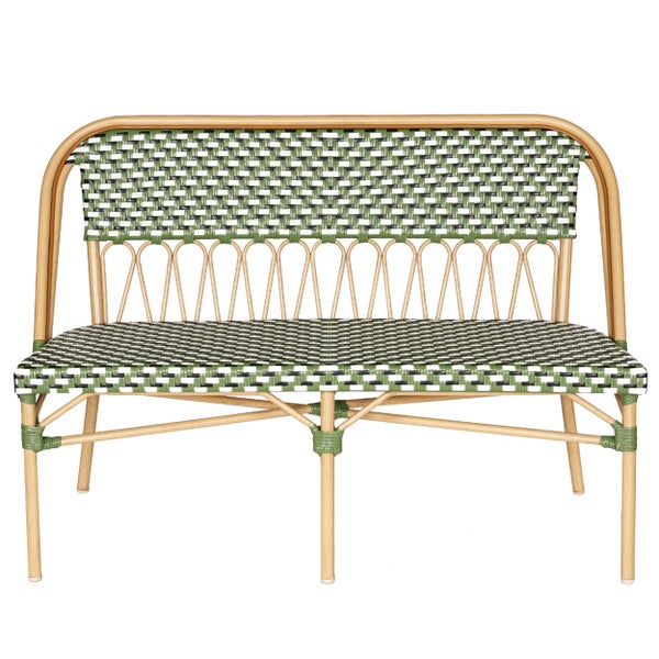 Minimalistische korallenfarbene Gartenbank aus Metall mit Lattenrost auf einer Holzterrasse mit gemustertem Außenteppich.