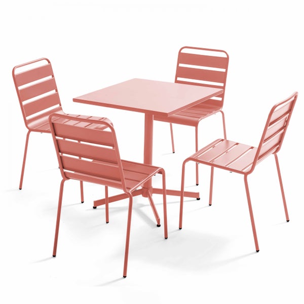 Modernes Gartenmöbel-Set aus Metall mit einem quadratischen Bistrotisch und vier Stühlen mit Lattenrücken.