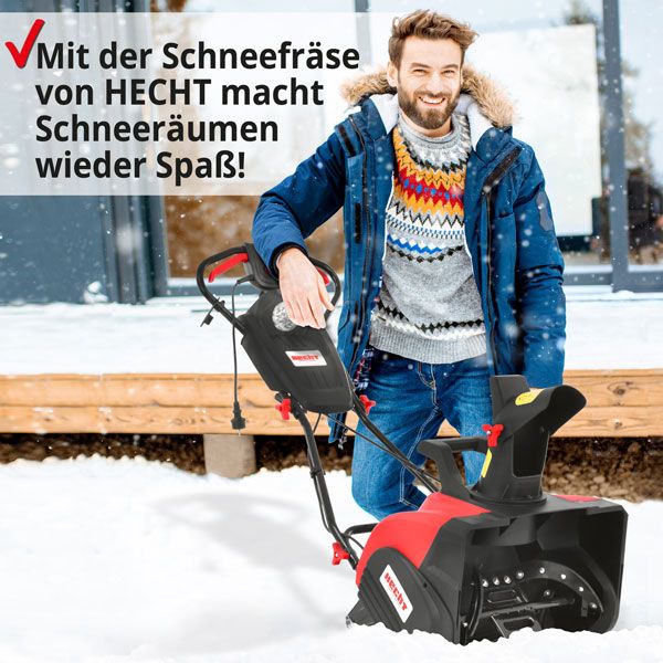 Ein Mann mit einer Schneefräse von Hecht im Winter vor einem Haus. Schnee räumen macht wieder Spaß.