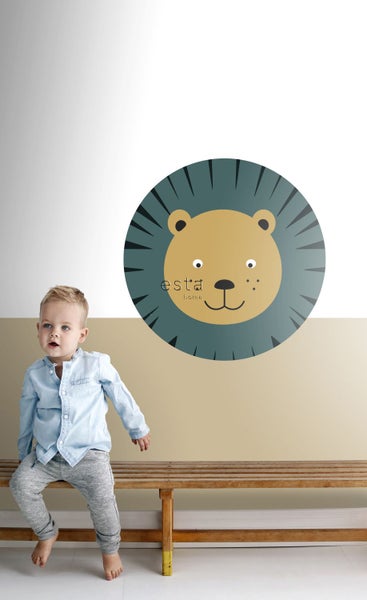 ESTA Home Löwen-Wandtattoo im Kinderzimmer mit sitzendem Kind auf einer Bank