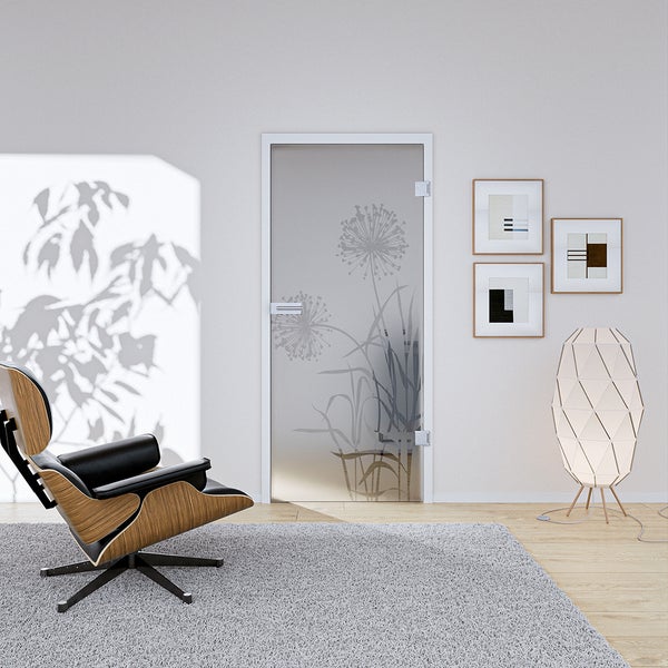Ganzglastür mit floralem Pusteblumen-Muster in einem hellen, modernen Wohnraum mit Sessel, Stehlampe und grauem Teppich.