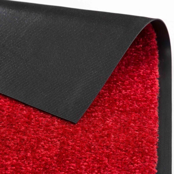 Detailansicht einer roten Fußmatte mit schwarzer Rückseite