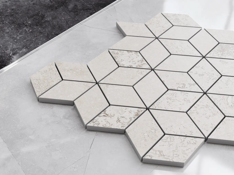 Geometrische Mosaikfliesen in Rautenform mit Marmor-Optik, die ein dreidimensionales Würfelmuster bilden.