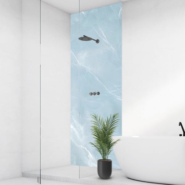 Moderne Duschrückwand mit blauem Marmor-Effekt, schwarzen Armaturen und freistehender Badewanne in einem hellen Badezimmer.