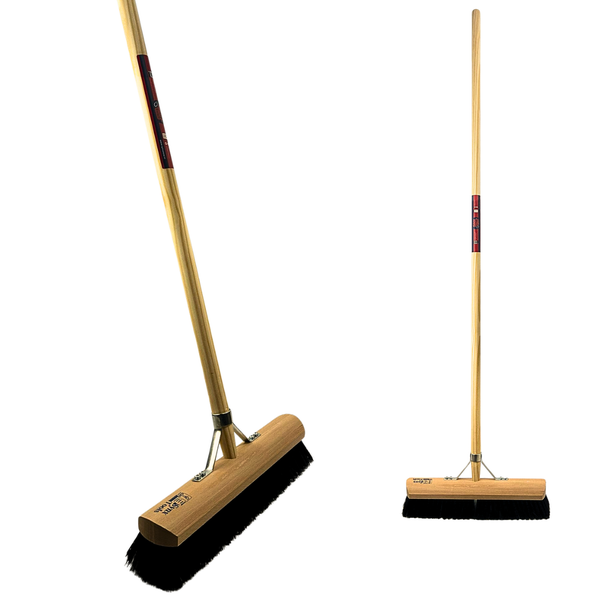 Besen mit Holzstiel und Borsten