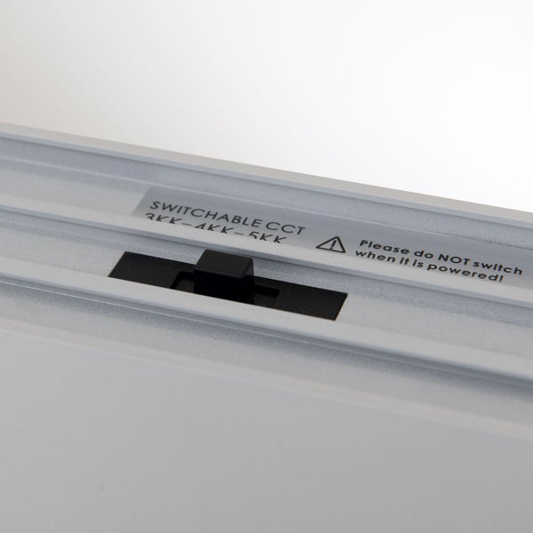 Schalter zur Einstellung der Farbtemperatur 3000 Kelvin bis 5000 Kelvin. Warnhinweis: Nicht schalten, wenn das Gerät mit Strom versorgt wird.