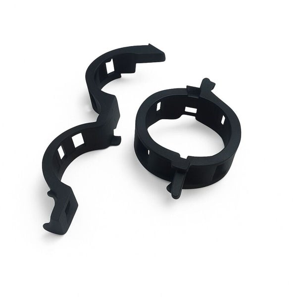 Zwei schwarze Rohrschellen zur Befestigung von Rohren