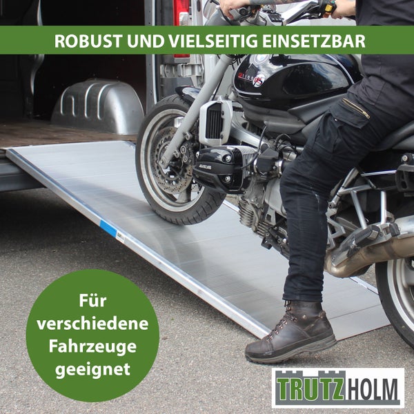 Motorrad auf einer Verladeschiene für den Transport im Lieferwagen