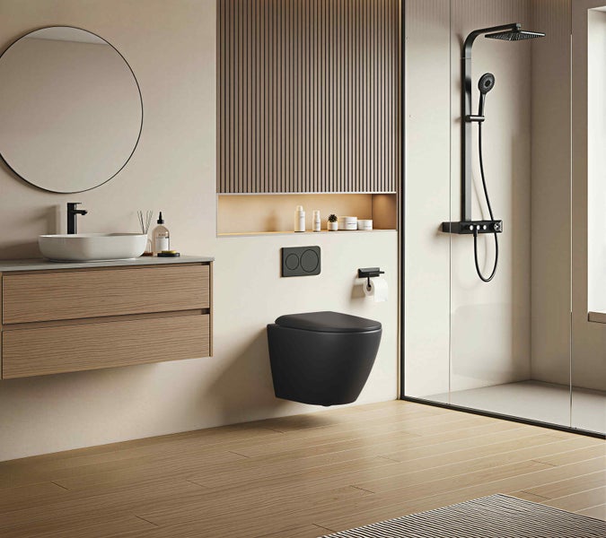 Modernes Badezimmer mit schwarzem Wand-WC, Holzwaschtisch, rundem Spiegel und begehbarer Dusche mit schwarzen Armaturen.