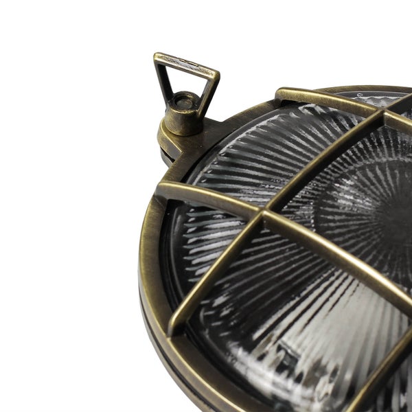 Detailaufnahme einer runden Schiffslampe mit Gitter