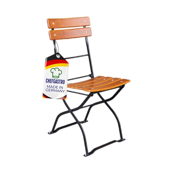Klappbarer Gartenstuhl mit braunen Holzlatten und schwarzem Metallgestell, ChefGastro Logo, Hergestellt in Deutschland.