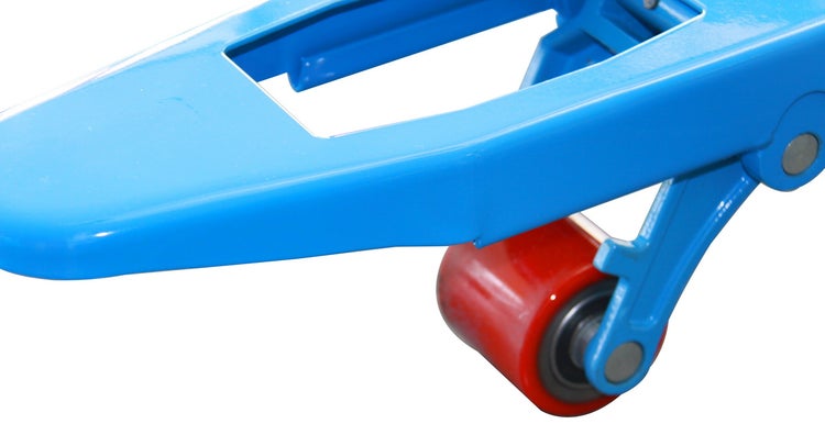 Detailansicht eines blauen Gabelhubwagens mit roter Rolle