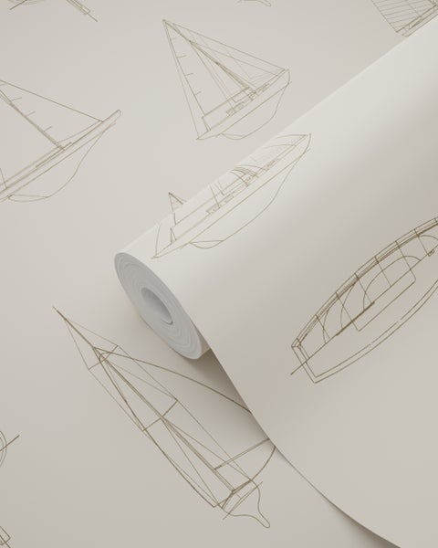 Vliestapete mit Segelschiff-Skizzen als Musterausschnitt auf einer Rolle.