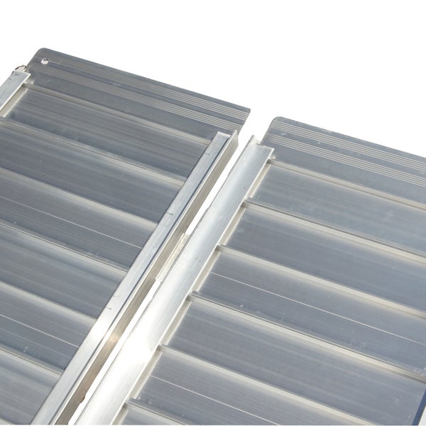 Ausschnitt einer Aluminium-Rollstuhlrampe