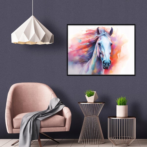 Wandbild mit Pferdemotiv in einem modern eingerichteten Wohnbereich mit Sessel, Beistelltischen und Pendelleuchte.