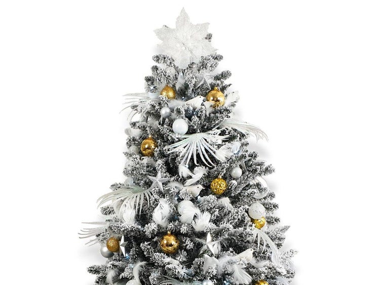 Geschmückter künstlicher Weihnachtsbaum mit Schneeoptik, dekoriert mit Weihnachtskugeln, Sternen und Vogelfiguren.