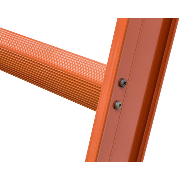 Detailansicht einer Leiter mit Schrauben