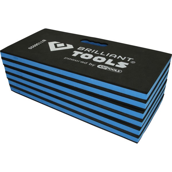 Makita Akku-Astsäge mit bürstenlosem Motor, inklusive zwei 18 Volt Akkus und Ladegerät.