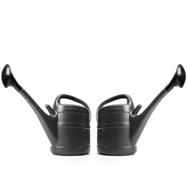 Zwei Gießkannen für den Garten