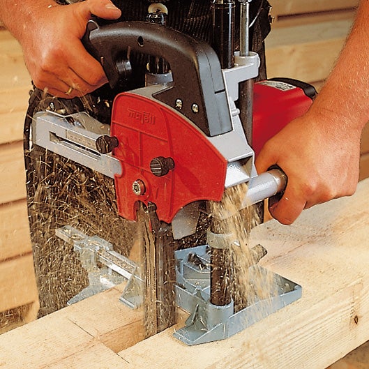 Mafell Kettenstemmer bei der Arbeit an einem Holzbalken mit Holzspänen