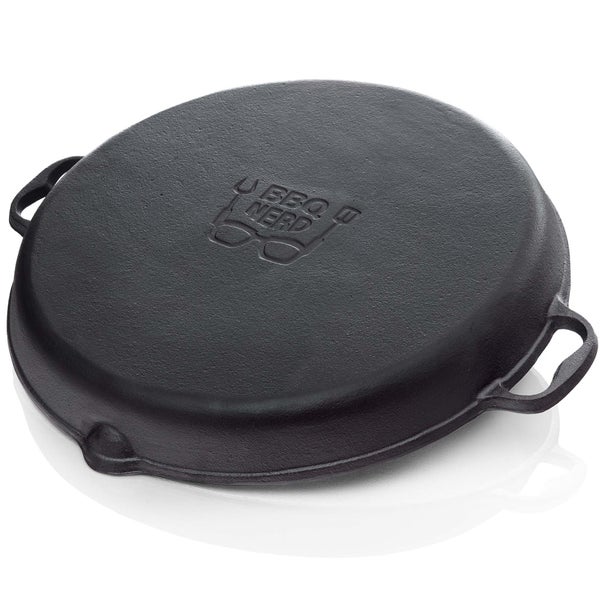 BBQ Nerd Gusseisenpfanne zum Grillen, Rösten, Anbraten | Grillpfanne Ø 40 cm 5300g mit Ausgießer und Henkel | Antihaft-Pfanne Feuerpfanne - hitzebeständig & wärmespeichernd