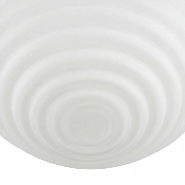 Weiße, runde Lampenabdeckung mit konzentrischer, geriffelter Struktur.