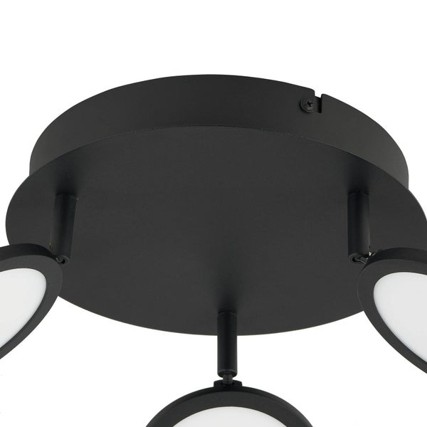 Detailansicht einer runden Deckenhalterung einer schwarzen LED-Leuchte aus Metall mit drei Lichtelementen.