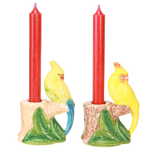 Zwei Kerzenständer mit Vogelmotiven und roten Kerzen