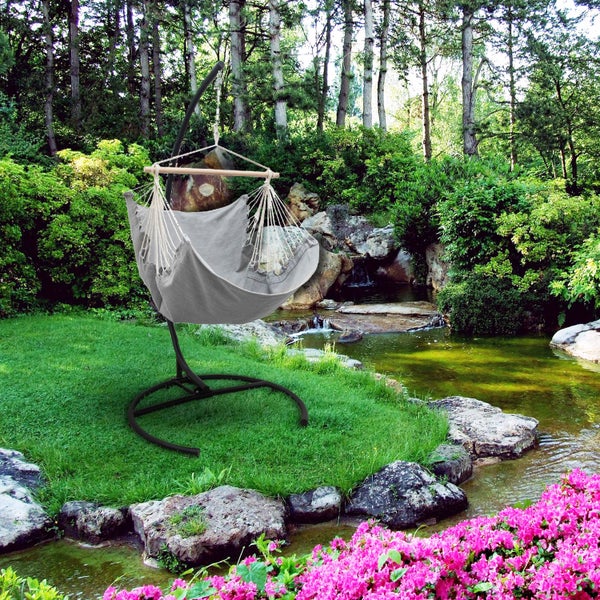 Wohnzimmer mit Hängesessel, Tisch und Dekoration