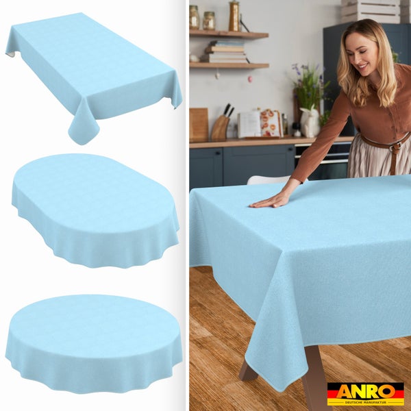Tischdecke in rechteckiger, ovaler und runder Form sowie eine Frau, die die Tischdecke auf einem Holztisch in einer Küche ausbreitet. ANRO Logo.