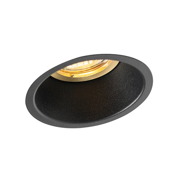 Runder Einbaustrahler aus Metall in Schwarz mit goldfarbenem Innenring und warmweißem Licht.