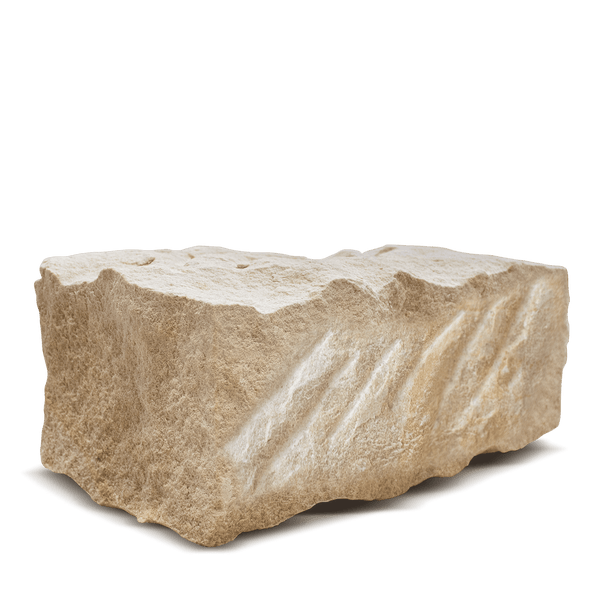 Naturstein-Mauerstein mit bruchrauer Oberfläche und diagonalen Bearbeitungsspuren für Gartenmauern.