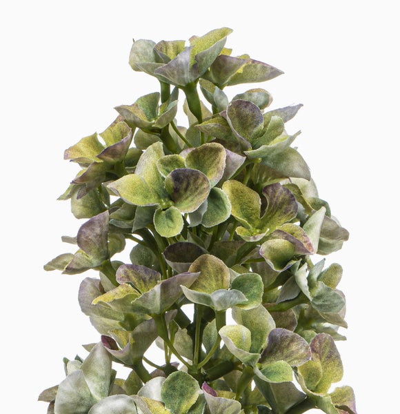 Detailansicht der grünen Blätter einer Kunstpflanze Palme für die Innenraumgestaltung.