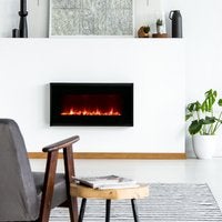 Wohnzimmer mit Elektrokamin, Sessel und Beistelltisch